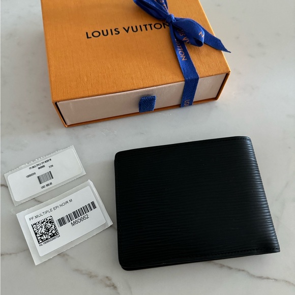 Gently worn black Louis Vuitton Wallet - Picture 3 of 4